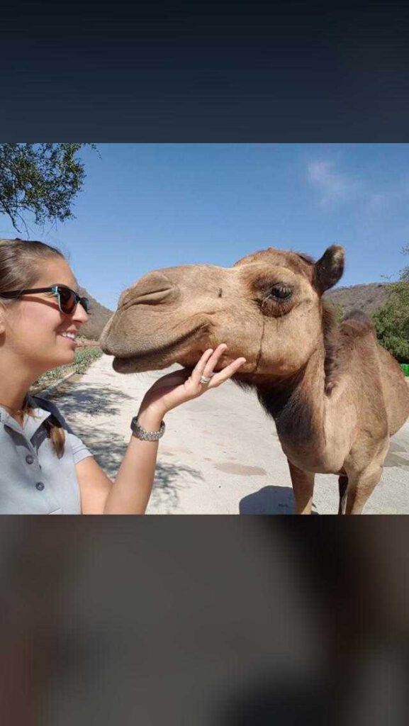Eine Frau und ein Kamel